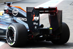 Fernando Alonso, McLaren MP4-30 con flujo sobre el alerón trasero
