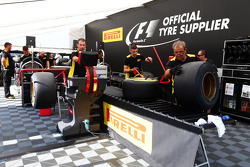 Des techniciens Pirelli