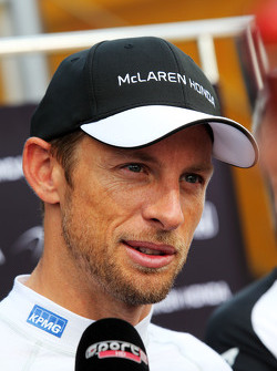 Jenson Button, McLaren con los medios