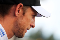 Jenson Button, McLaren con los medios