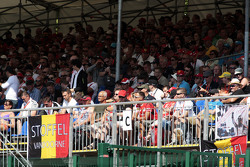 Belgische vlag in de tribunes van fans voor Stoffel Vandoorne