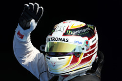 Lewis Hamilton, Mercedes AMG F1 fête sa pole position dans le Parc Fermé