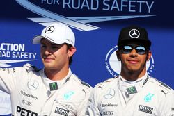 (da sinistra a destra): il second posto Nico Rosberg, Mercedes AMG F1 con il poleman Lewis Hamilton,