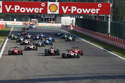 Partenza: Esteban Ocon, ART Grand Prix davanti a Kevin Ceccon, Arden International, Luca Ghiotto, Tr
