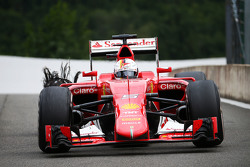 Sebastian Vettel, Ferrari SF15-T rentre aux stands avec une crevaison
