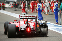 Sebastian Vettel, Ferrari SF15-T se dirige a la línea de pits de la carrera con una ponchadura