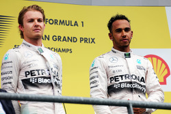 Tweede plaats Nico Rosberg, Mercedes AMG F1 met winnaar Lewis Hamilton, Mercedes AMG F1 op het podiu