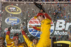 Le vainqueur Joey Logano, Team Penske Ford