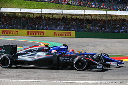 Felipe Nasr, Sauber C34 et Jenson Button, McLaren MP4-30 en lutte pour une position
