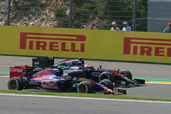 Carlos Sainz Jr., Scuderia Toro Rosso STR10 e Jenson Button, McLaren MP4-30 in lotta per la posizione
