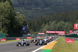Lewis Hamilton, Mercedes AMG F1 W06 y Sergio Pérez, Sahara Force India F1 VJM08 pelean por la posici