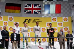 El podium: Nico Rosberg, Mercedes AMG F1, segundo; Lewis Hamilton, Mercedes AMG F1, el ganador; Roma