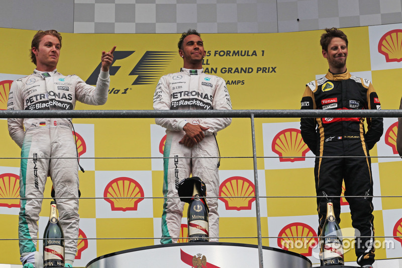 El podium: Nico Rosberg, Mercedes AMG F1, segundo; Lewis Hamilton, Mercedes AMG F1, el ganador; Roma