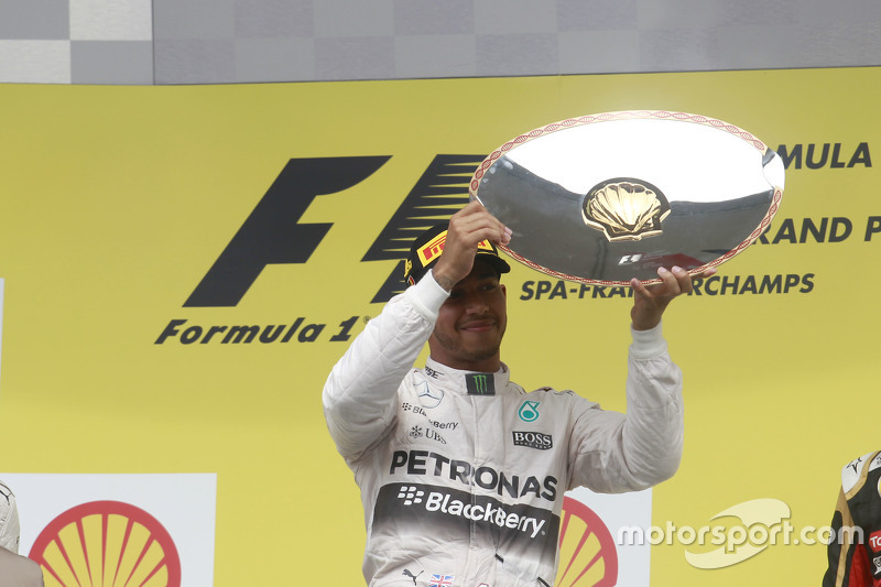 Juara balapan Lewis Hamilton, Mercedes AMG F1 merayakans di podium