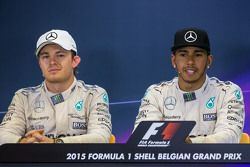 Nico Rosberg, Mercedes AMG F1 y su compañero, Lewis Hamilton, Mercedes AMG F1