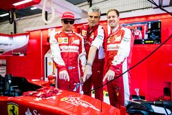 Kimi Raikkonen, Maurizio Arrivabene e Sebastian Vettel, Ferrari SF15-T