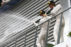 El ganador, Lewis Hamilton y segundo lugar, Nico Rosberg, Mercedes AMG F1 W06