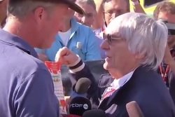 Ecclestone discutindo com produtores de leite