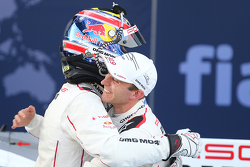 Il vincitore della gara Mark Webber, Porsche Team con il compagno di squadra Timo Bernhard