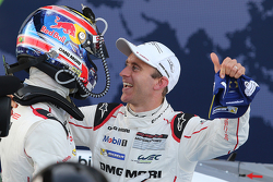 Il vincitore della gara Mark Webber, Porsche Team con il compagno di squadra Timo Bernhard