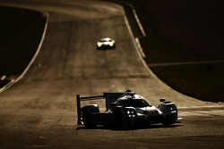 #17 Porsche Team Porsche 919 Hybrid: Timo Bernhard, Mark Webber, Brendon Hartley