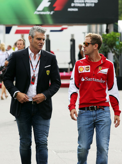 Maurizio Arrivabene, Directeur de l'équipe Ferrari, avec Sebastian Vettel, Ferrari