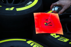 Un mécanicien McLaren avec les pneus Pirelli