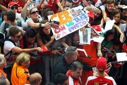 Sebastian Vettel, Ferrari firma autografi per i fans