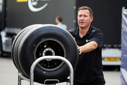 Механик Lotus F1 Team с шинами Pirelli