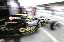 Пастор Мальдонадо, Lotus F1 E23 выезжает из гаража