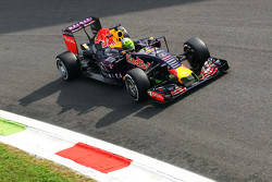 Daniel Ricciardo, Red Bull Racing RB11 avec de la peinture flow-vis sur son casque