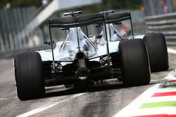 Lewis Hamilton, Mercedes AMG F1 W06 e Nico Rosberg, Mercedes AMG F1 W06 na saída do box