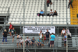 Faixa que apóia a permanência de Monza no calendário da F1