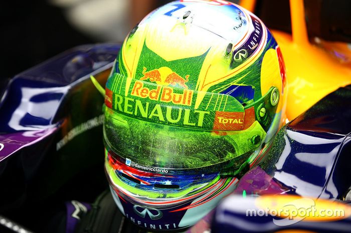 Daniel Ricciardo, Red Bull Racing RB11 con macha de pintura en su casco