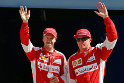 Le deuxième, Kimi Raikkonen, Ferrari et le troisième, Sebastian Vettel, Ferrari