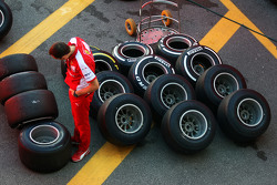 Ferrari monteur met banden Pirelli