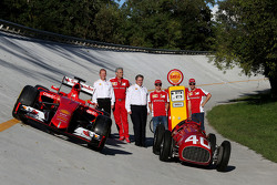 Kimi Raikkonen, Ferrari avec Sebastian Vettel, Ferrari
