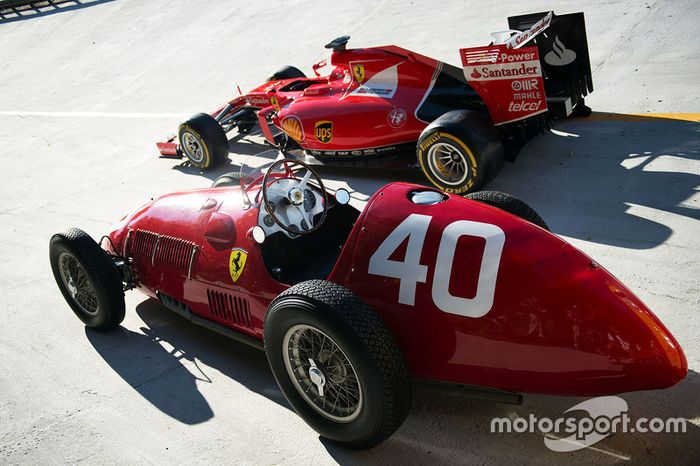 El Ferrari SF15-T y el Ferrari 166 F1 en el óvalo de Monza