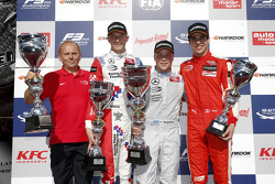 Podium : le deuxième Jake Dennis, le vainqueur Felix Rosenqvist et le troisième Lance Stroll, Prema Powerteam
