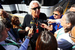 Flavio Briatore mit der Presse