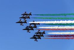 Aviones sobre vuelan la pista dejando una estela con los colores de la bandera de Italia
