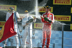 (De izquierda a derecha): ganador de la carrera Lewis Hamilton, de Mercedes AMG F1, tercer clasifica
