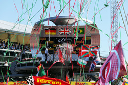 Le vainqueur Lewis Hamilton, Mercedes AMG F1 et Sebastian Vettel, Ferrari fêtent leur podium