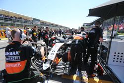 Sergio Perez, Sahara Force India F1 VJM08 en la parrilla