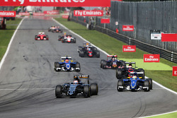 Nico Hulkenberg, Sahara Force India F1 VJM08 and Marcus Ericsson, Sauber C34 battle for position