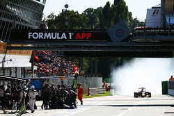 Даниил Квят, Red Bull Racing RB11 блокирует колеса при въезде на пит-лейн