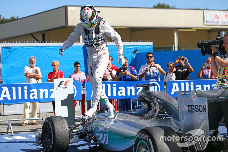 Ganador de la carrera Lewis Hamilton, de Mercedes AMG F1 celebra en parc ferme