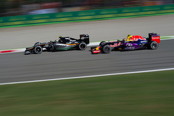 Sergio Perez, Sahara Force India F1 VJM08 leads Daniil Kvyat, Red Bull Racing RB11