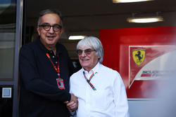 Sergio Marchionne, Ferrari President en CEO Fiat Chrysler Automobiles met Bernie Ecclestone