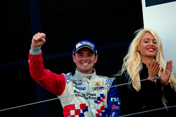 Il vincitore Oliver Rowland, Fortec Motorsports festeggia